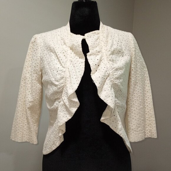 TABITHA CROPPED CREAM 3/4 SLEEVE EYELET DESIGN WITH RUFFLE LAPELS SZ 6 - Picture 1 of 7